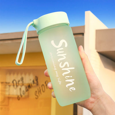Minimalistischer Design-Stil 600 ml tragbare Plastikbecher benutzerdefiniertes Logo akzeptabel für den Außenbereich