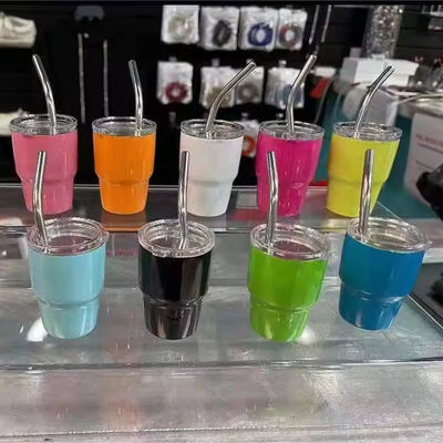 Farbenfrohe 2 Unzen Edelstahl Wasserflasche Mini Süßes Taschenbecher mit Stroh für die Party
