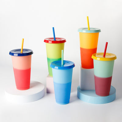 Minimalistischer Design-Stil 24oz BPA-freie Kunststoff-Farbwechsel-Tasse mit Deckel und Stroh