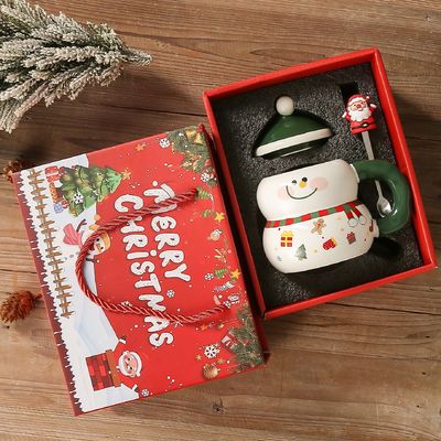 Kaffeebecher im amerikanischen Stil, modernes Design mit Festgeschenkkasten, süßer Schneemann Weihnachtsmann