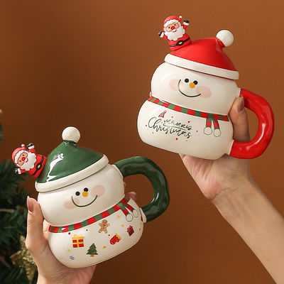 Kaffeebecher im amerikanischen Stil, modernes Design mit Festgeschenkkasten, süßer Schneemann Weihnachtsmann