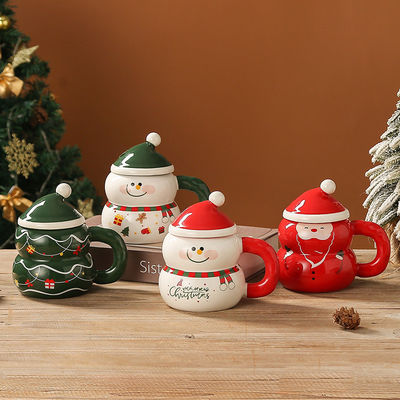 Kaffeebecher im amerikanischen Stil, modernes Design mit Festgeschenkkasten, süßer Schneemann Weihnachtsmann