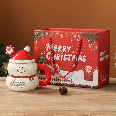 Kaffeebecher im amerikanischen Stil, modernes Design mit Festgeschenkkasten, süßer Schneemann Weihnachtsmann