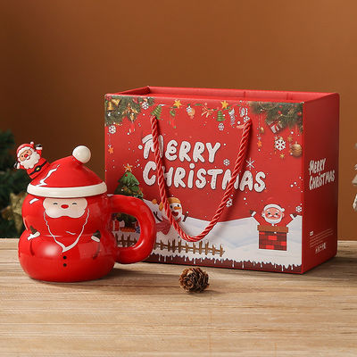 Kaffeebecher im amerikanischen Stil, modernes Design mit Festgeschenkkasten, süßer Schneemann Weihnachtsmann