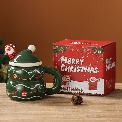 Kaffeebecher im amerikanischen Stil, modernes Design mit Festgeschenkkasten, süßer Schneemann Weihnachtsmann