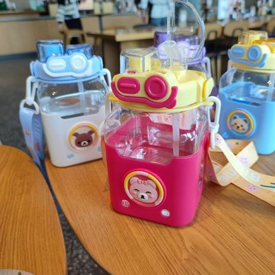 Plastikflasche für Studenten mit Handgriff und Schultergurt 980 ml Cartoon Design