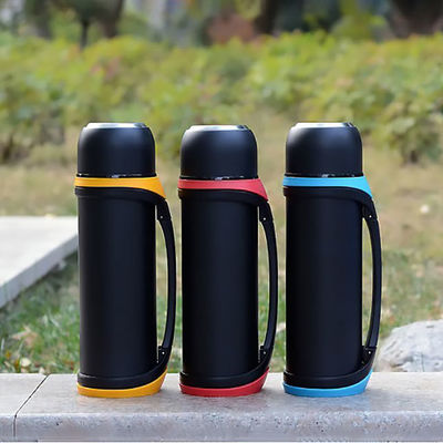 Sport-Design Großkapazität 2QT 64oz Vakuum Isolierte Flasche mit Tasse für heiße Getränke