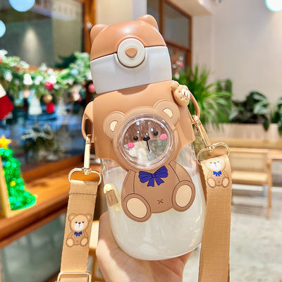 680 ml Kinder-Wasserflasche Cute Design Cartoon Plastikbecher mit Strap und Stroh enthalten