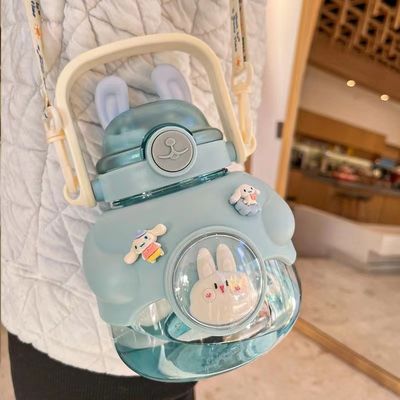 Selbstfahrende Fahrt Kinderflasche aus Kunststoff mit Stroh und undichtem Design