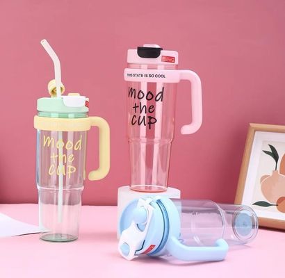 Plastik-Wasserbecher 900ml BPA-freie Sprühflasche für Mädchen Outdoor-Sport und Reisen