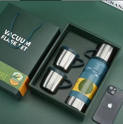 Leichtgrauer Geschäftsgeschenksatz 680ml Isolierwasserflasche Doppelwand 304 Edelstahl Thermos Vakuumflasche mit 2 Tassen
