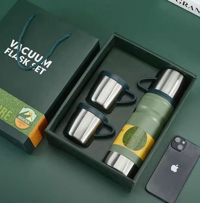 Leichtgrauer Geschäftsgeschenksatz 680ml Isolierwasserflasche Doppelwand 304 Edelstahl Thermos Vakuumflasche mit 2 Tassen