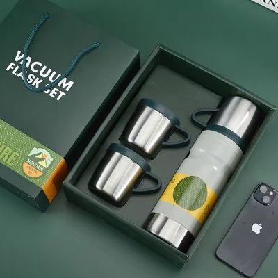 Leichtgrauer Geschäftsgeschenksatz 680ml Isolierwasserflasche Doppelwand 304 Edelstahl Thermos Vakuumflasche mit 2 Tassen
