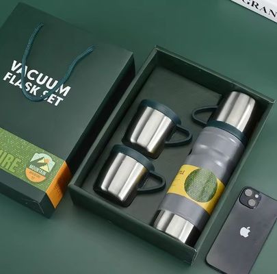 Leichtgrauer Geschäftsgeschenksatz 680ml Isolierwasserflasche Doppelwand 304 Edelstahl Thermos Vakuumflasche mit 2 Tassen