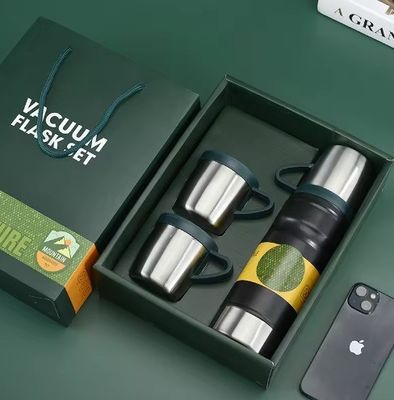 Leichtgrauer Geschäftsgeschenksatz 680ml Isolierwasserflasche Doppelwand 304 Edelstahl Thermos Vakuumflasche mit 2 Tassen