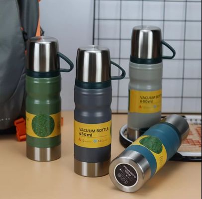 Leichtgrauer Geschäftsgeschenksatz 680ml Isolierwasserflasche Doppelwand 304 Edelstahl Thermos Vakuumflasche mit 2 Tassen