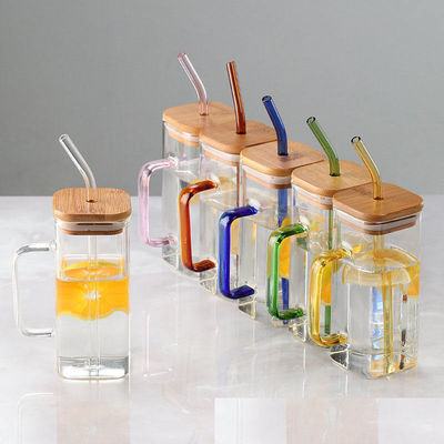 Morden Luxury Quadratform Kinder Glas Trinksaft Milchbecher mit farbigem Griff Bambusdeckel Glasstroh