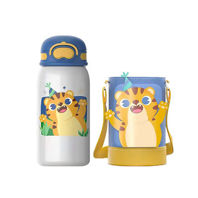 Bleiben Sie jederzeit und überall mit dieser 550 ml großen Wasserflasche mit doppelter Wand hydratisiert.