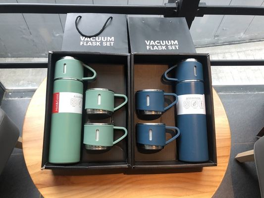 Isolierte Wasserflaschen mit 2 Tassen Custom Logo Edelstahl Reisebecher Geschenk Set