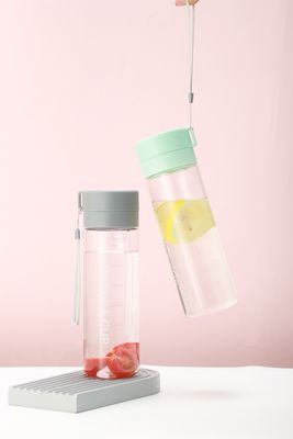 TOUR Recycling-Pastick 600 ml 800 ml Wasserflasche mit Zeitmarker für Outdoor-Aktivitäten