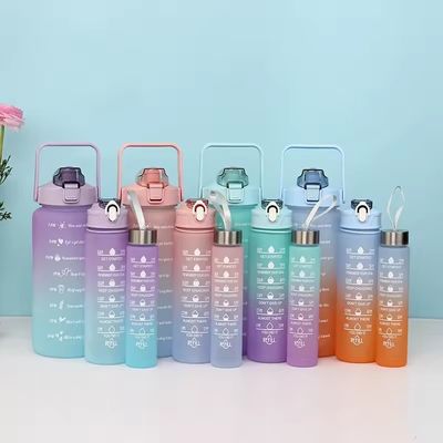 Sportflasche mit Schrägwasser aus Kunststoff mit großer Kapazität 2000 ml 900 ml 300 ml für den Außenbereich