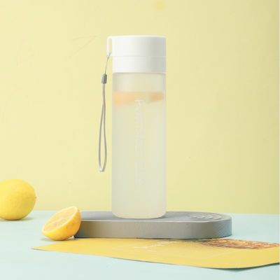 Kinderflasche aus klarem Kunststoff mit individuellem Logo für BPA-freies und direktes Trinken