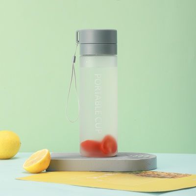 Kinderflasche aus klarem Kunststoff mit individuellem Logo für BPA-freies und direktes Trinken