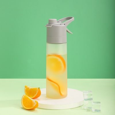 Design Custom Logo 650ml Plastik Sprühflaschen für Sport im Freien Kreativflasche