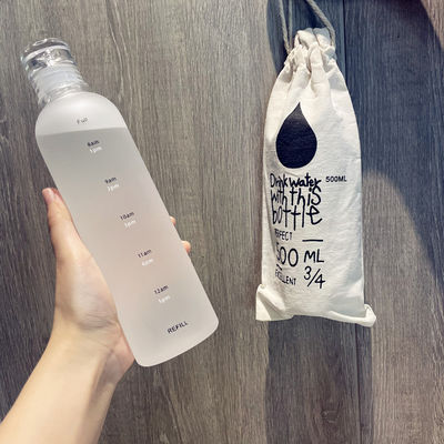 500 ml Fitnessstudio Plastik-Wasserflasche mit Zeitskala für moderne Fitness und wiederverwendbares Design