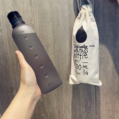 500 ml Fitnessstudio Plastik-Wasserflasche mit Zeitskala für moderne Fitness und wiederverwendbares Design
