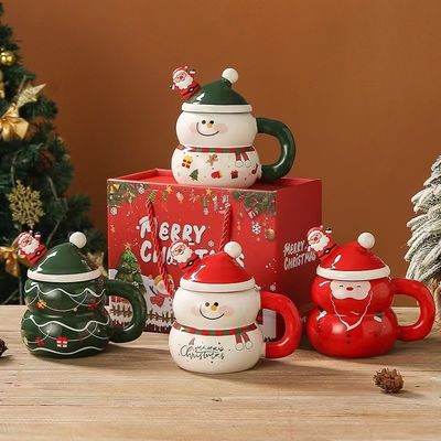 Erleben Sie die Magie von Weihnachten mit unserem 400 ml Keramik-Weihnachtsmann-Taschen- und Löffel-Set.