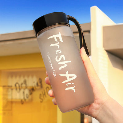 Minimalistischer Design-Stil 600 ml tragbare Plastikbecher benutzerdefiniertes Logo akzeptabel für den Außenbereich