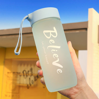 Minimalistischer Design-Stil 600 ml tragbare Plastikbecher benutzerdefiniertes Logo akzeptabel für den Außenbereich