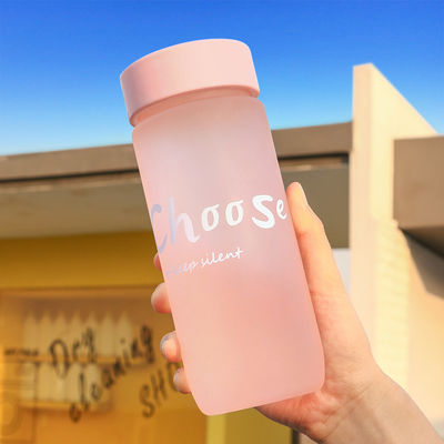 Minimalistischer Design-Stil 600 ml tragbare Plastikbecher benutzerdefiniertes Logo akzeptabel für den Außenbereich