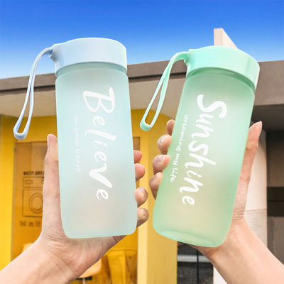 Minimalistischer Design-Stil 600 ml tragbare Plastikbecher benutzerdefiniertes Logo akzeptabel für den Außenbereich