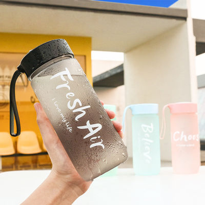 Minimalistischer Design-Stil 600 ml tragbare Plastikbecher benutzerdefiniertes Logo akzeptabel für den Außenbereich