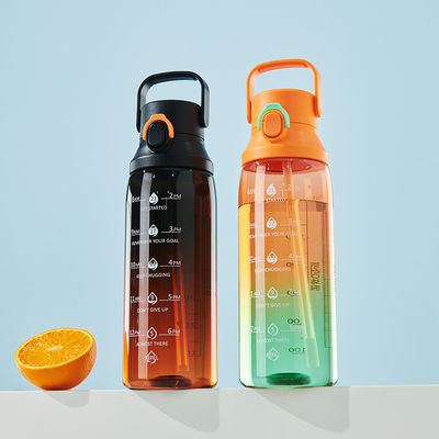 Wasserflasche mit Schrägfläche mit Handgriff und Stroh für Outdoor-Sport 750 ml