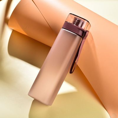 Outdoor Sport Portable 550ml 700ml PC Plastikquadratische Wasserflasche mit Griffseil