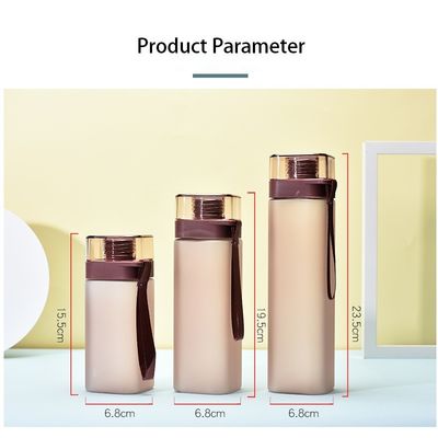 Outdoor Sport Portable 550ml 700ml PC Plastikquadratische Wasserflasche mit Griffseil