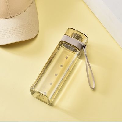 Farbenfrohe Plastikflasche mit undichtem Flip-Lad und Griffseil