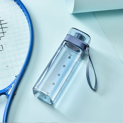 Farbenfrohe Plastikflasche mit undichtem Flip-Lad und Griffseil