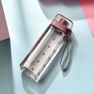 Farbenfrohe Plastikflasche mit undichtem Flip-Lad und Griffseil