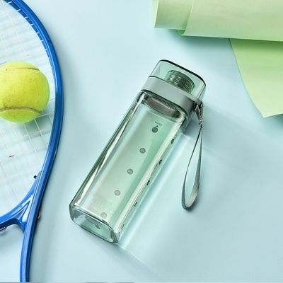 Farbenfrohe Plastikflasche mit undichtem Flip-Lad und Griffseil