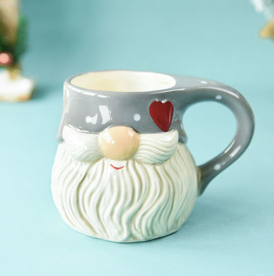 Custom-Weihnachtskeramik-Tasse mit 3D-Weihnachtsmann-Design-Cartoonstil und individueller Farbe