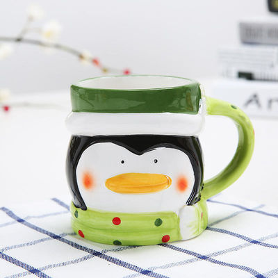 Custom-Weihnachtskeramik-Tasse mit 3D-Weihnachtsmann-Design-Cartoonstil und individueller Farbe