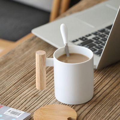 Geschäftsgeschenke 11oz Kapazität Attraktives Design Keramik-Reisemug Isolierter Bürokopf