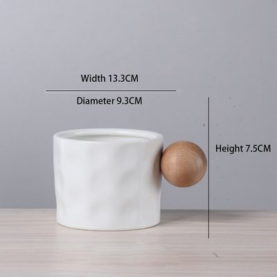 Nordic Style Keramik-Kaffeebecher mit Holzkugelgriffe 330ML Porzellan-Wiederverwendbare Tassen