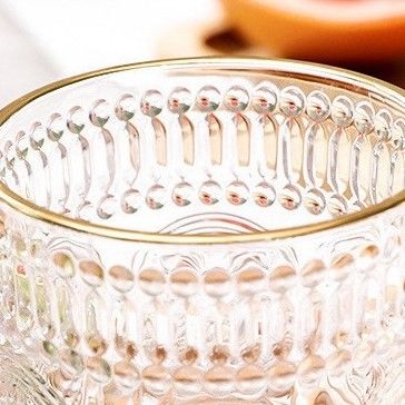 Vintage-Gold-Glasbecher mit Sonnenblumen-Design und Klassischem Stil