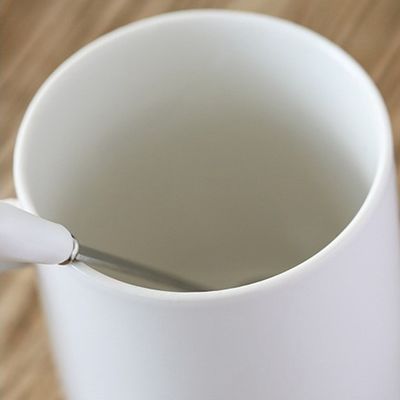 Nachhaltige Keramik-Tasse mit Deckel und individuellem Logo für Tee-Liebhaber in 0,5 kg Größe