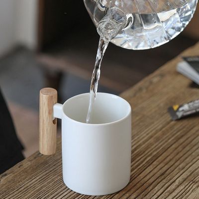 Nachhaltige Keramik-Tasse mit Deckel und individuellem Logo für Tee-Liebhaber in 0,5 kg Größe